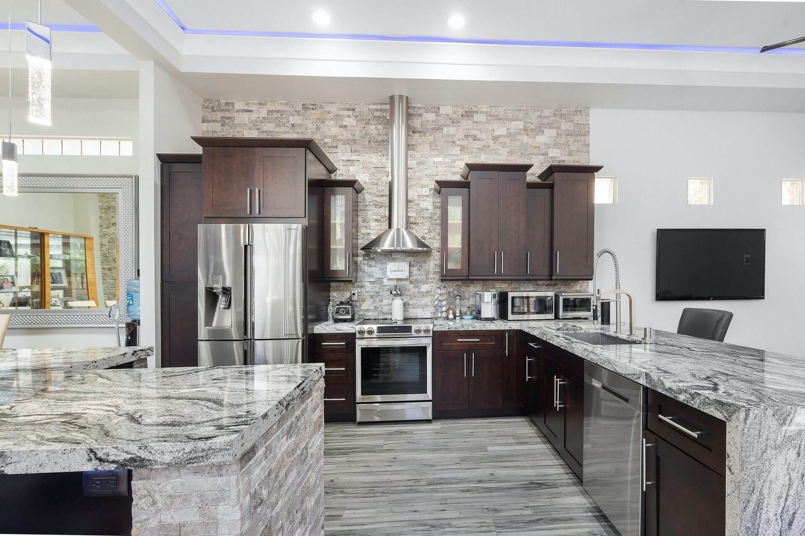 Six reasons why it is wise to hire professionals to have the best Calgary kitchen remodelling