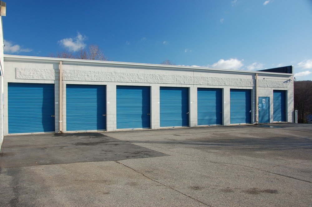 Four reasons to have a professional commercial garage door repair service